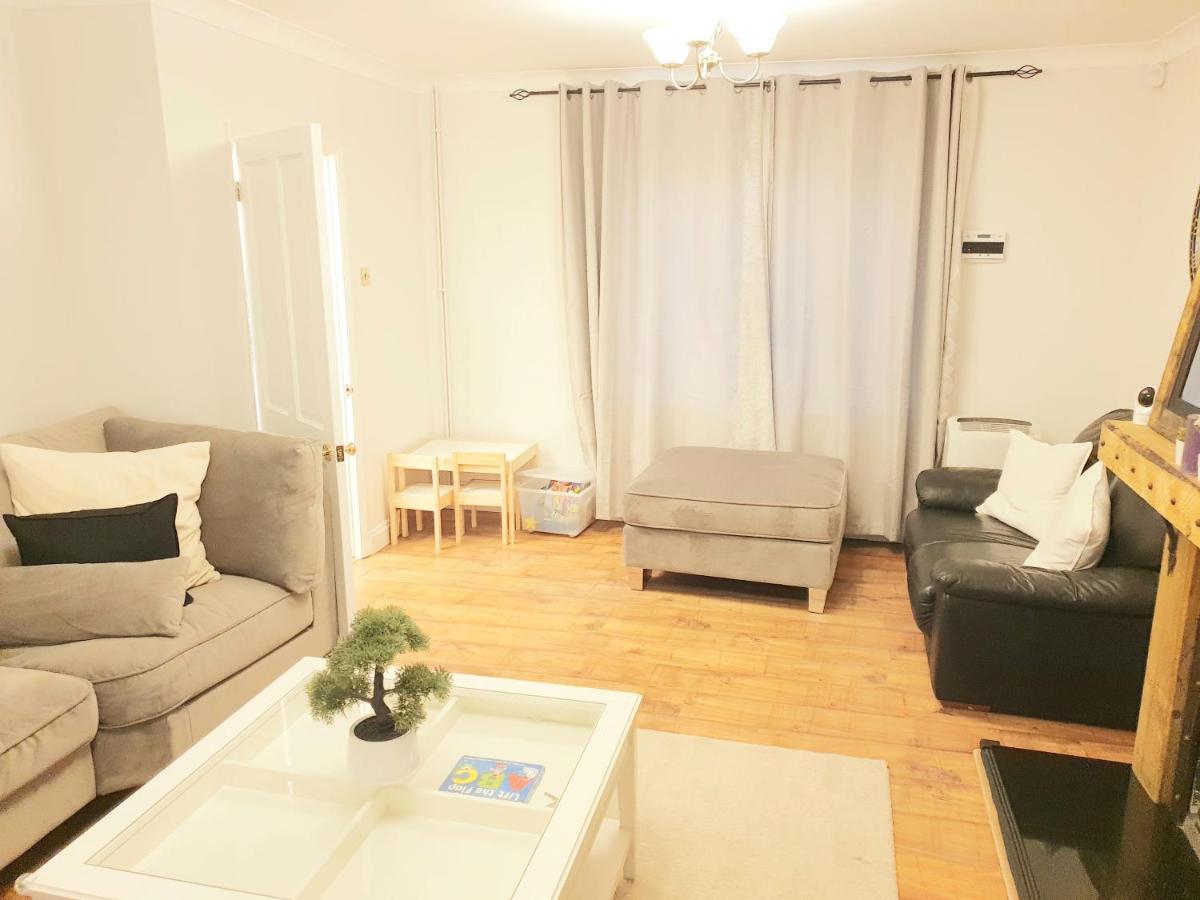 Specious 3Bed Property With Parking & Large Garden Aveley Bagian luar foto